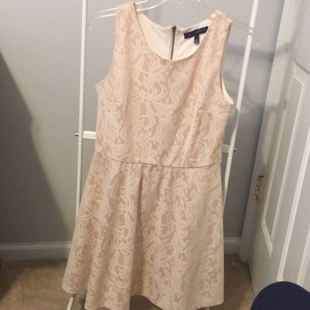 Sleeveless lace dress